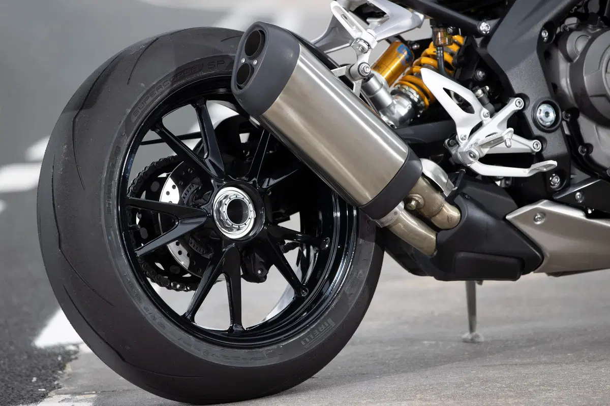 Triumph Speed Triple 1200 RR (17)