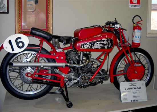 La Guzzi 500 bicilindrica da competizione ha ottenuto molti importanti successi nell’anteguerra (tra i quali la vittoria al Tourist Trophy del 1935). Spiccava l’architettura a V di 120° del suo motore. Negli anni Quaranta la sua potenza era di 44 CV a 7000 giri/min