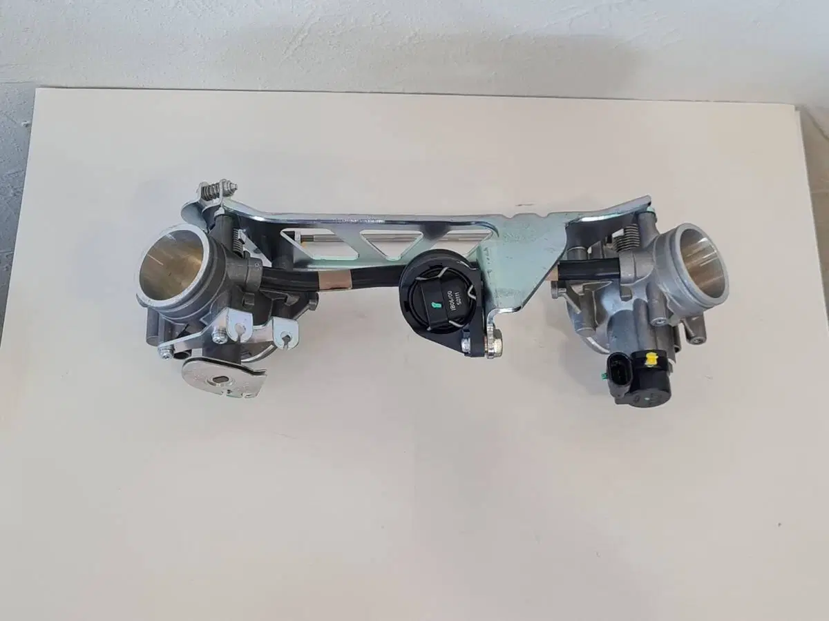 Moto Guzzi gruppo corpo farfallati GU05112530 (2)