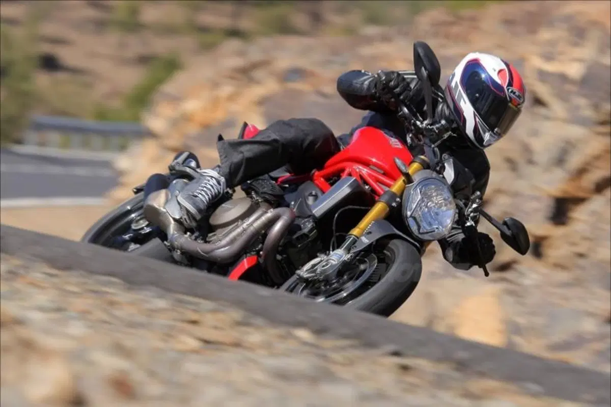 Ducati Monster 1200S (2)