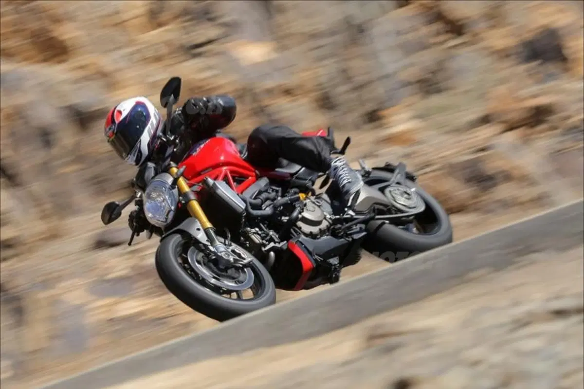 Ducati Monster 1200S (3)