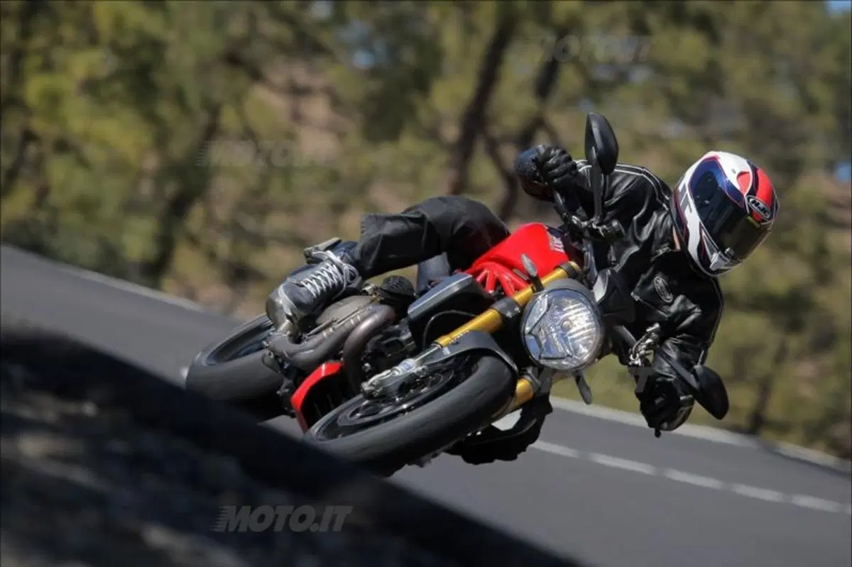 Ducati Monster 1200S (4)
