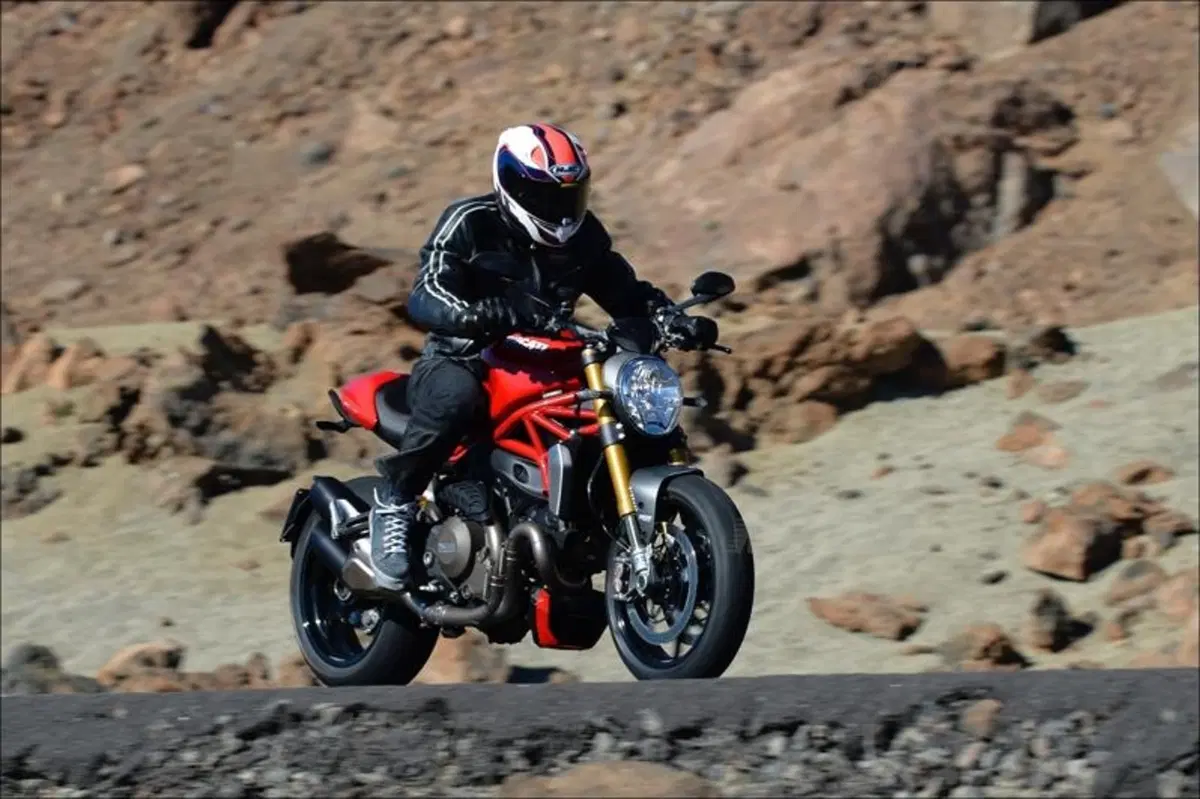 Ducati Monster 1200S (8)