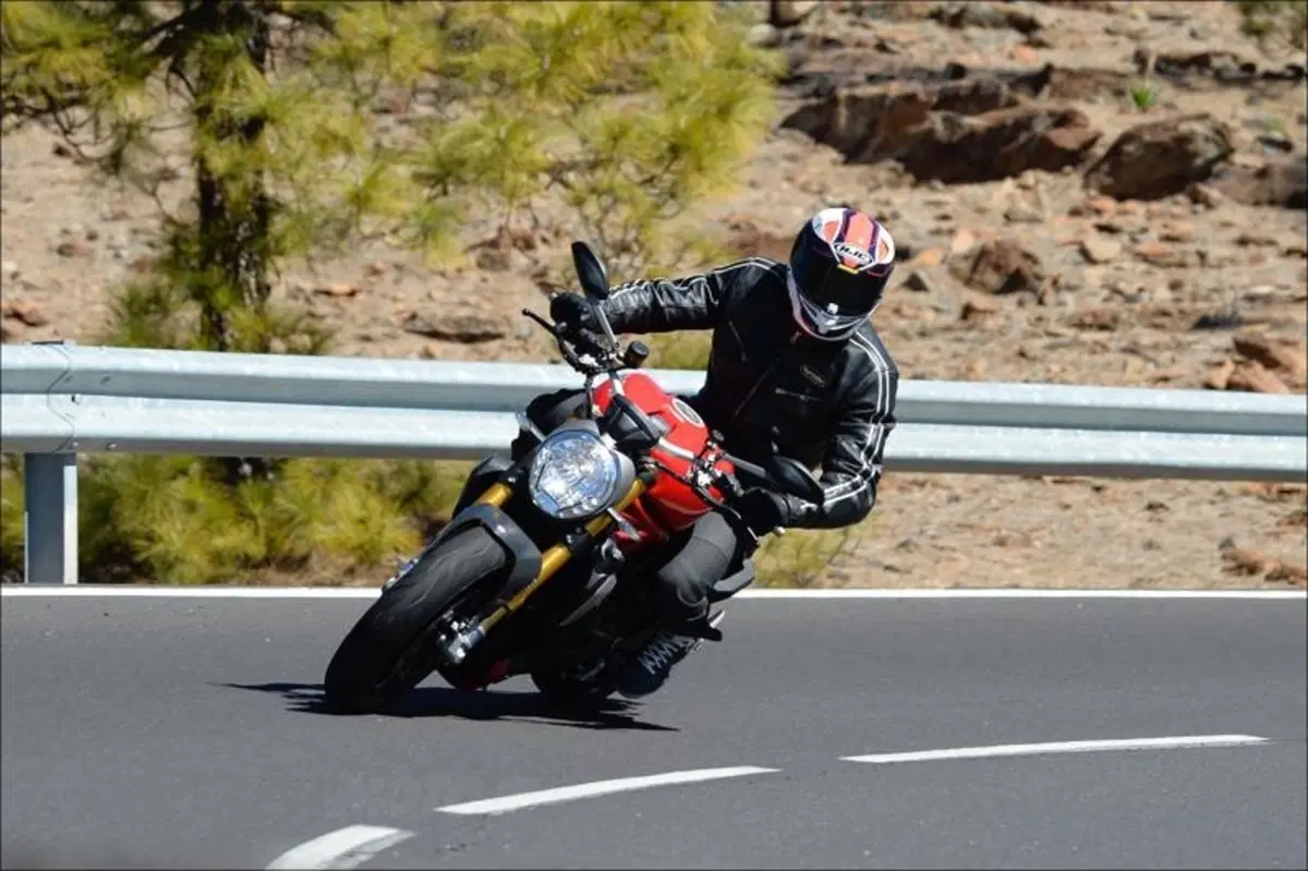 Ducati Monster 1200S (10)