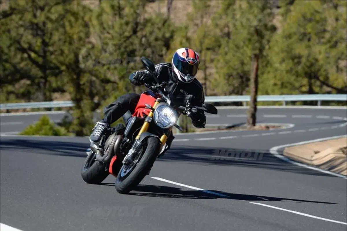 Ducati Monster 1200S (12)
