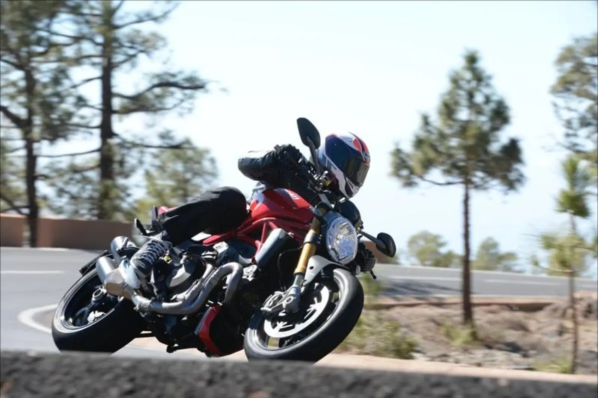 Ducati Monster 1200S (21)
