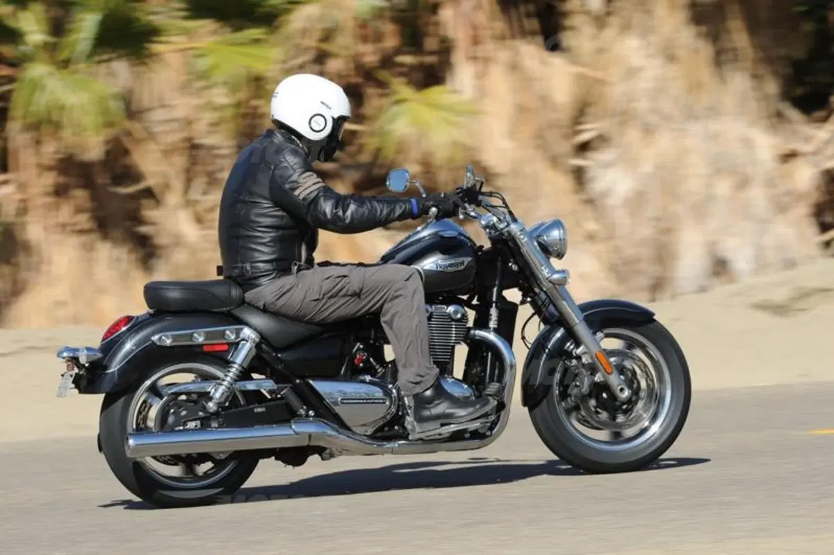 Triumph Thunderbird Commander   (2)