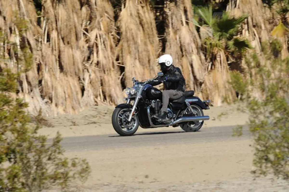Triumph Thunderbird Commander   (5)