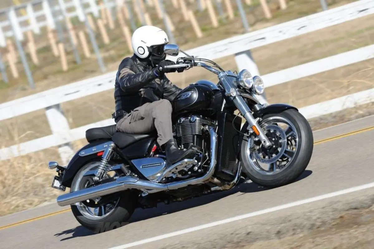 Triumph Thunderbird Commander   (7)