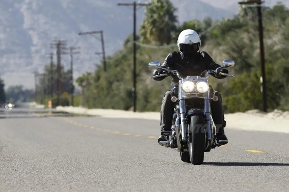 Triumph Thunderbird Commander   (10)