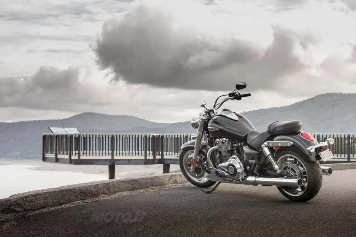 Triumph Thunderbird Commander   (16)