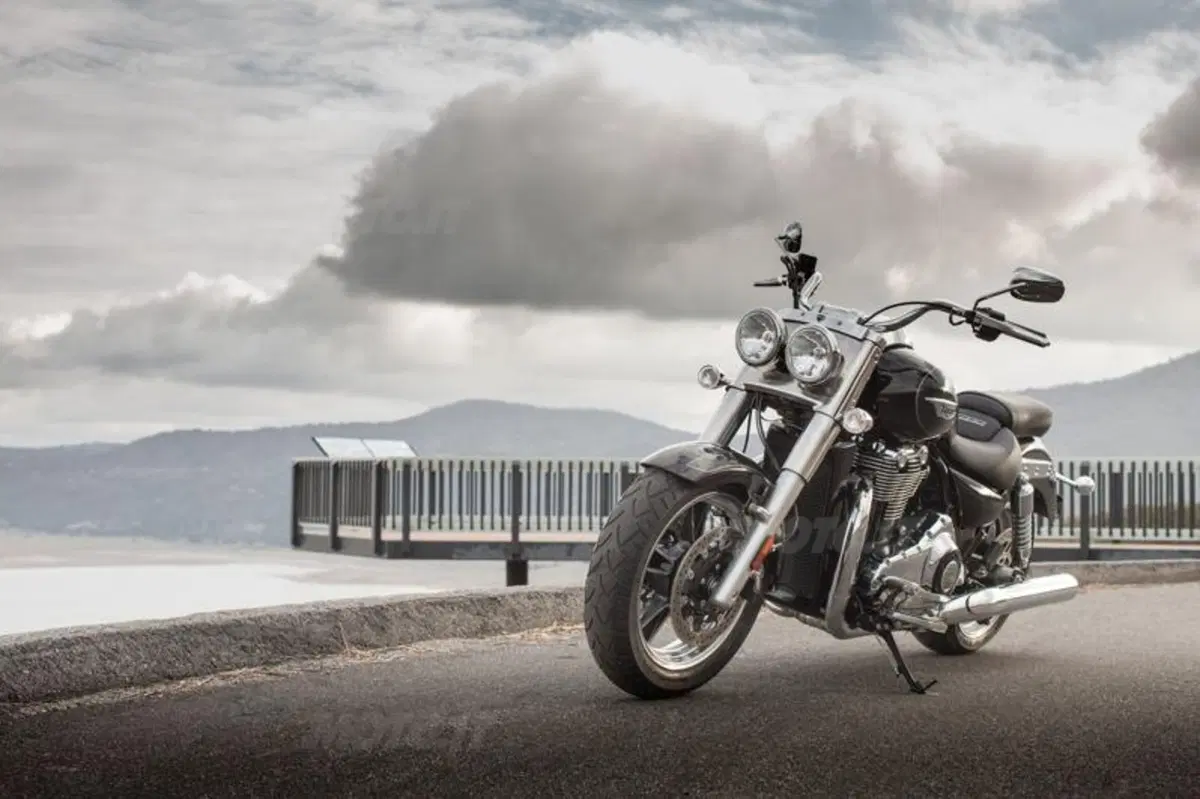 Triumph Thunderbird Commander   (17)