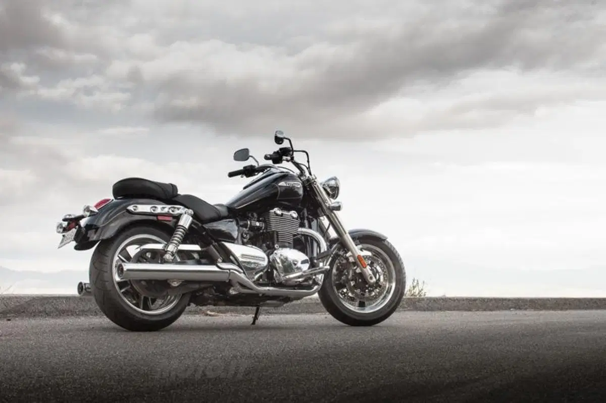 Triumph Thunderbird Commander   (18)
