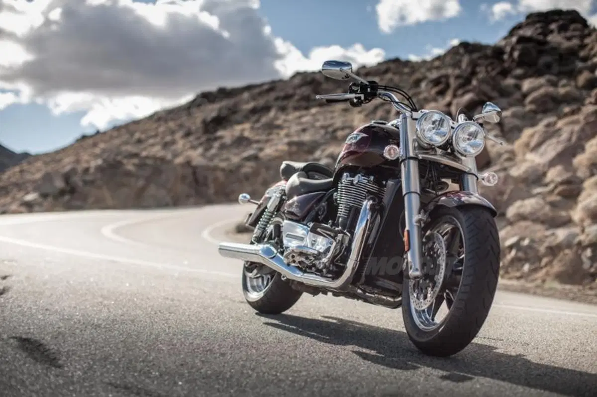 Triumph Thunderbird Commander   (20)