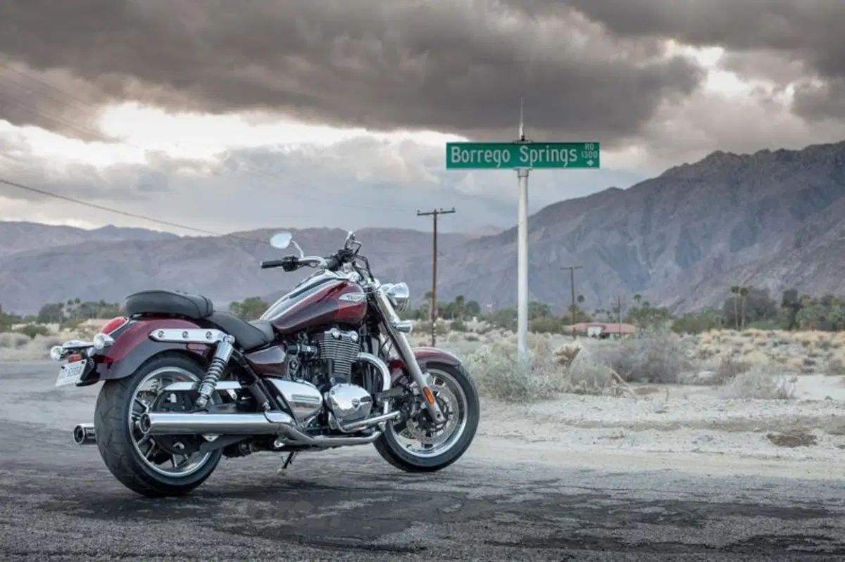 Triumph Thunderbird Commander   (21)
