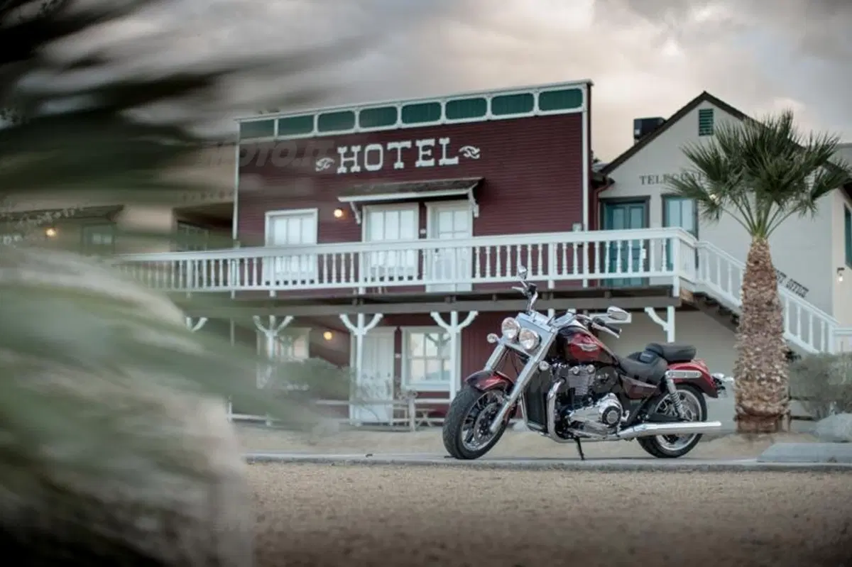 Triumph Thunderbird Commander   (23)