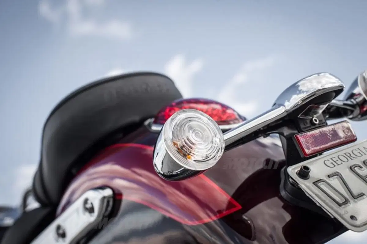 Triumph Thunderbird Commander   (25)