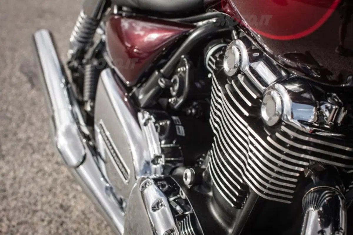 Triumph Thunderbird Commander   (34)
