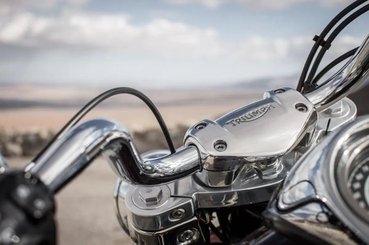 Triumph Thunderbird Commander   (38)