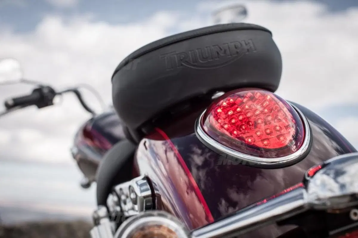 Triumph Thunderbird Commander   (40)