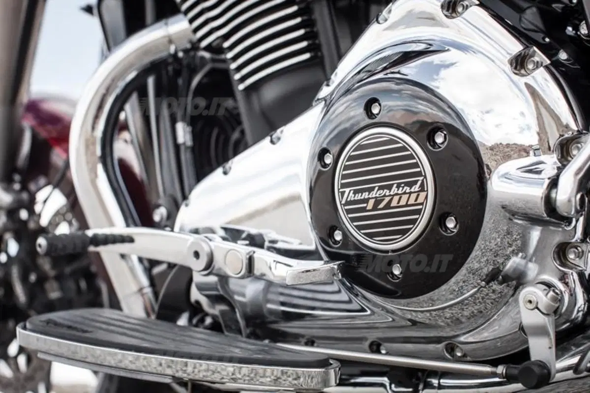 Triumph Thunderbird Commander   (41)