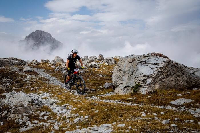 Secondo il decreto su questi sentieri potranno passare gli autocarri, ma non le bici. Geniale!