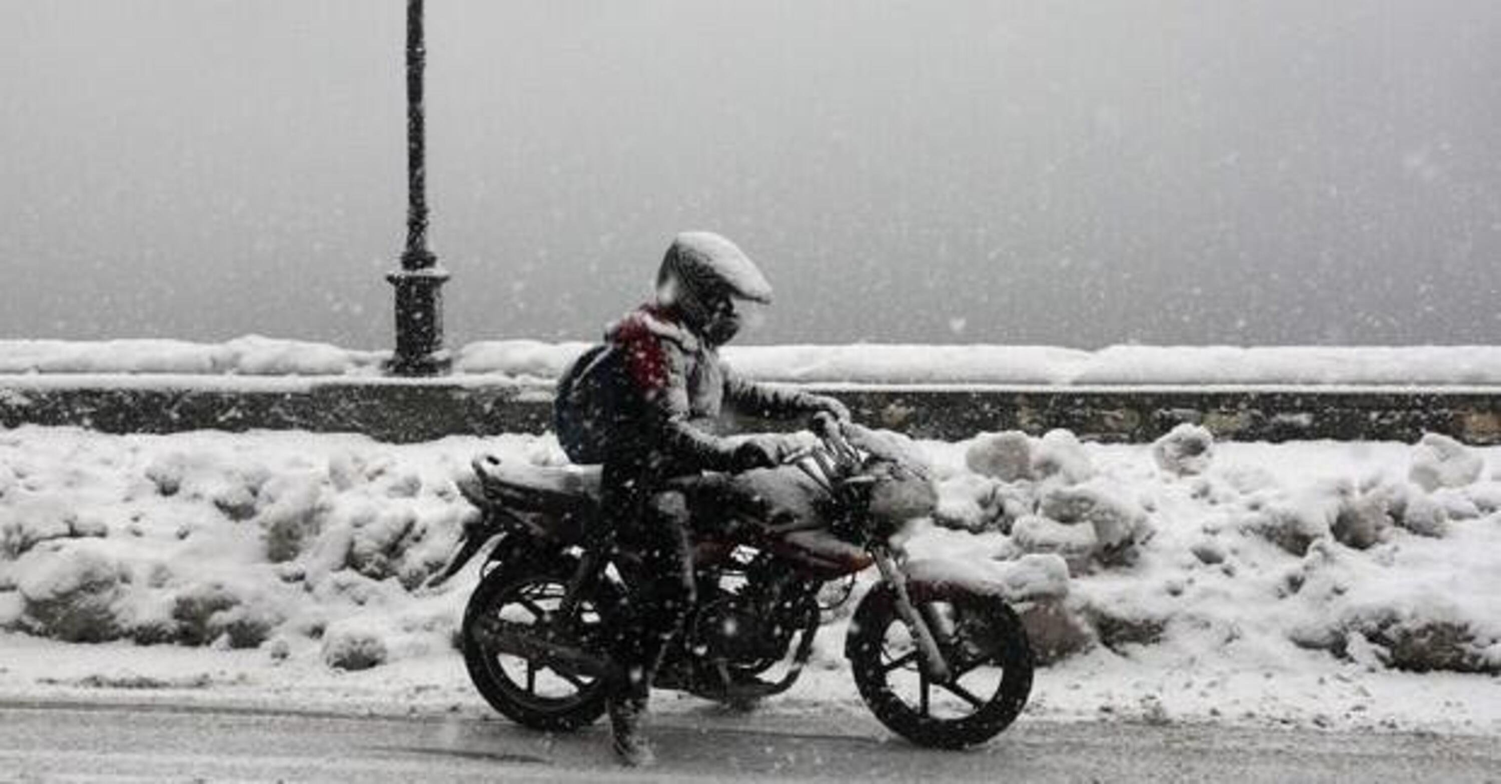 Aosta: circolano in moto con le catene alle gomme, centauri fermati in autostrada