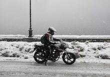 Aosta: circolano in moto con le catene alle gomme, centauri fermati in autostrada