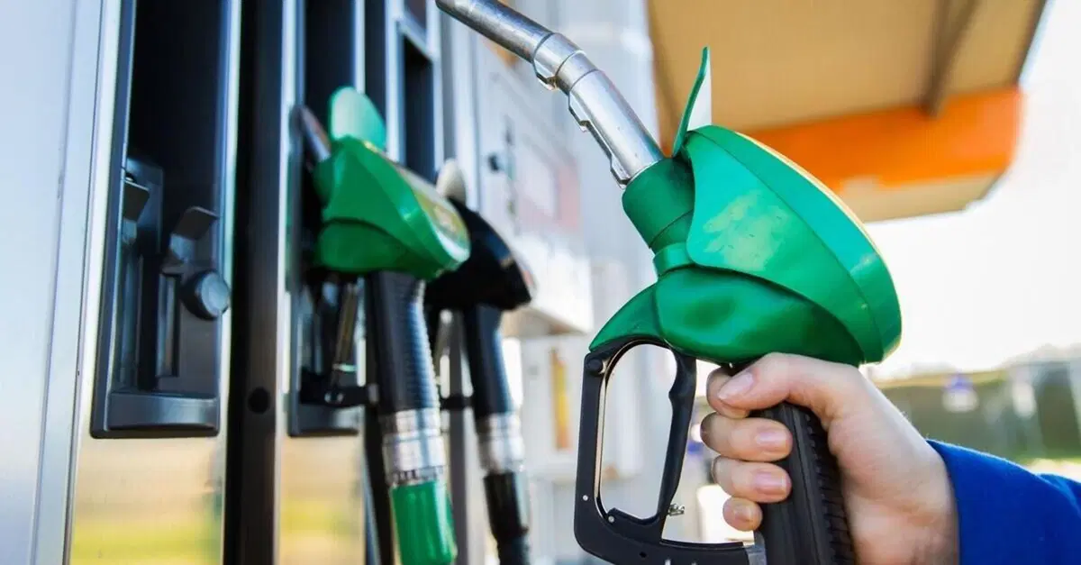 Benzina a un euro al litro per un giorno, l'offerta arriva dalla Francia