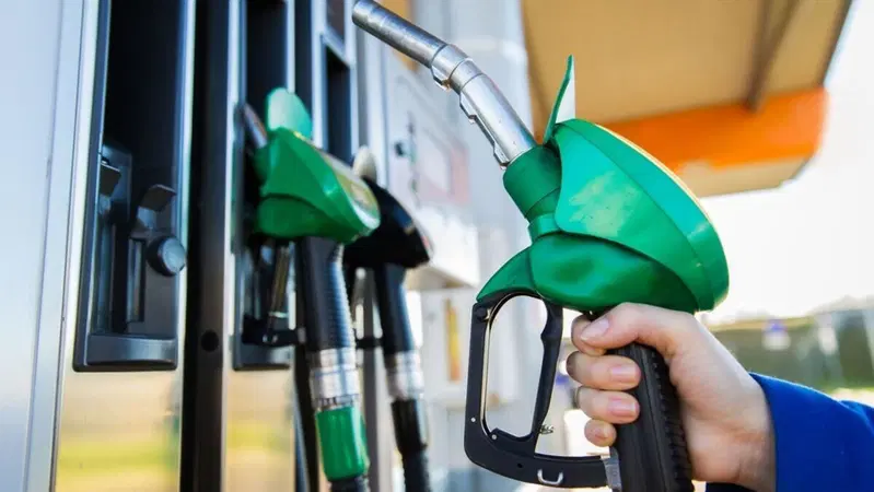 Benzina a un euro al litro per un giorno, l'offerta arriva dalla Francia
