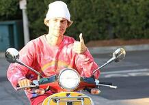 Vespa e Justin Bieber presto insieme, la collaborazione si farà nel 2022