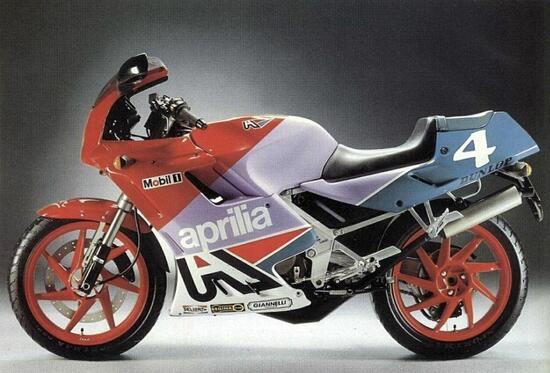 L’Aprilia AF1, qui in versione Sintesi Replica, era azionata da un motore Rotax 123, che nel 1989 erogava 29 CV a 10500 giri/min. Il telaio era a doppia trave portante e la sospensione posteriore a singolo braccio oscillante