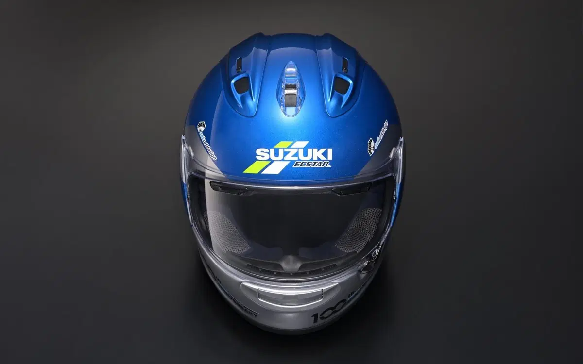 Suzuki, un Arai celebrativo per il 100° anniversario (3)