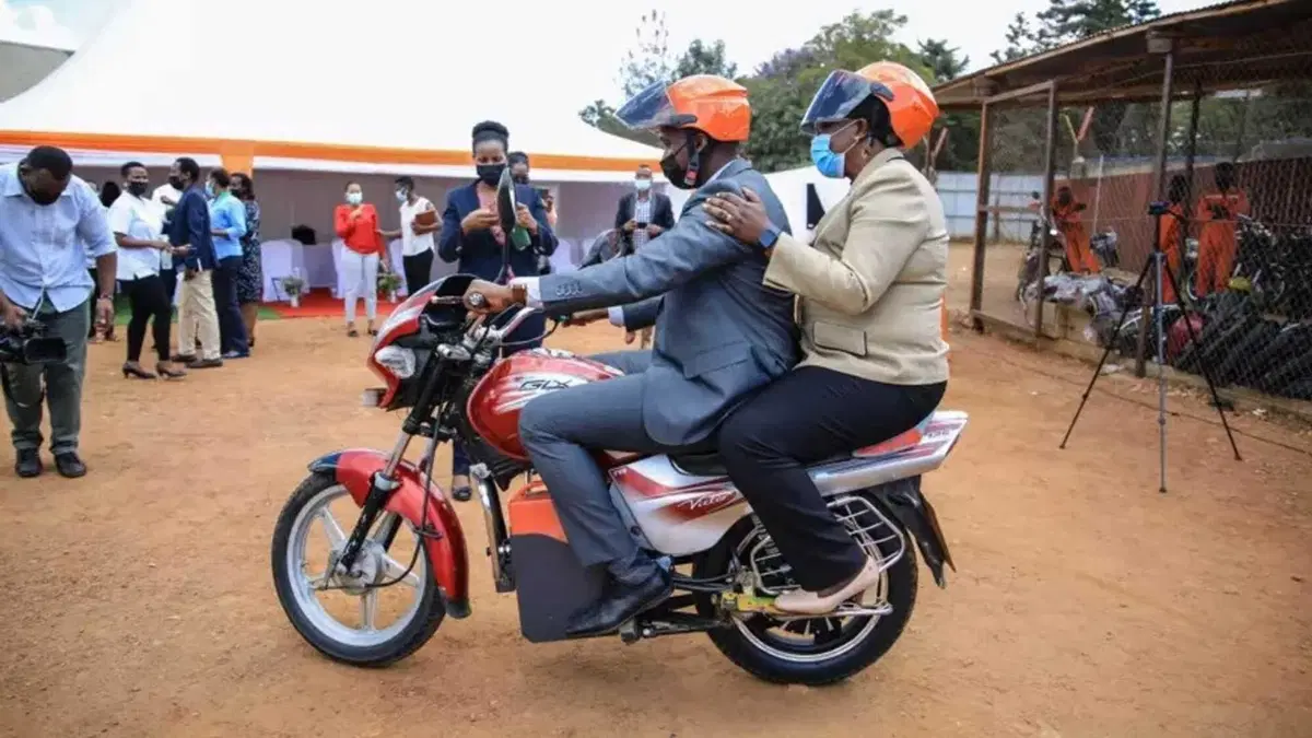 Africa. Il moto-taxi &egrave; green e si prenota con l'app