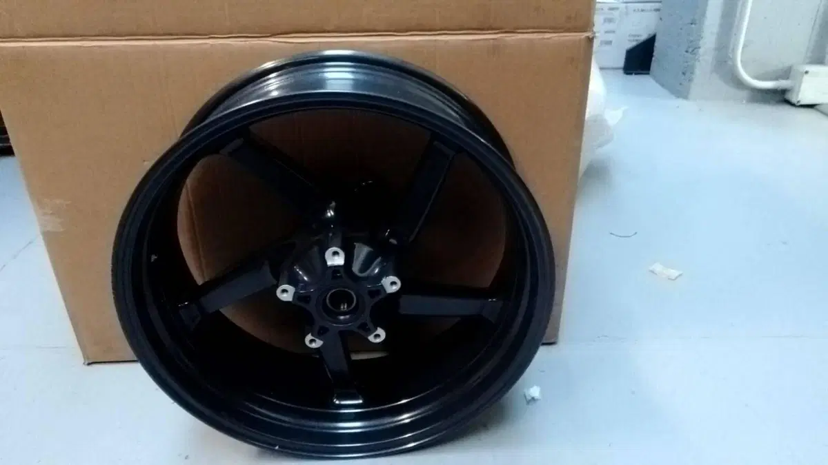 RUOTA POSTERIORE APRILIA RSV E TUONO AP8108676 (2)