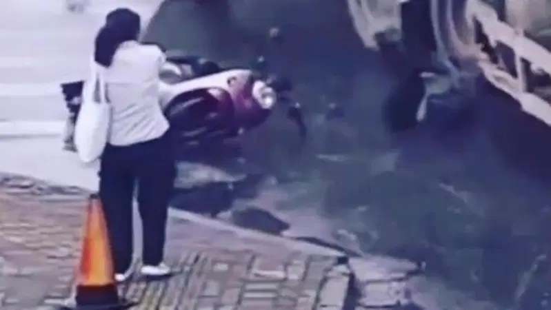 Moto crash: scooterista miracolato dopo la caduta [VIDEO VIRALE]