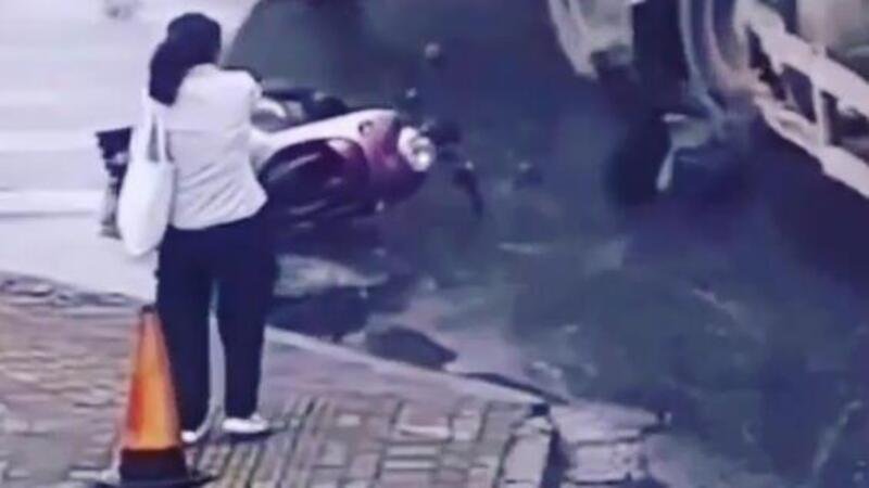 Moto crash: scooterista miracolato dopo la caduta [VIDEO VIRALE]