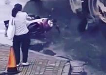 Moto crash: scooterista miracolato dopo la caduta [VIDEO VIRALE]