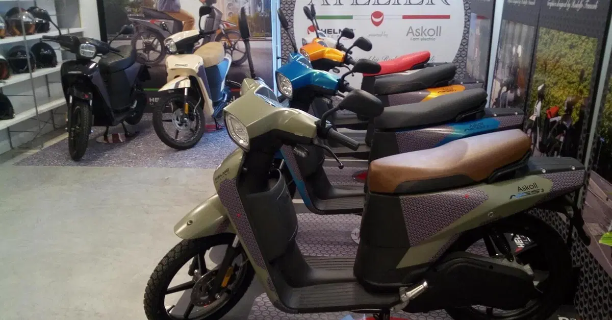 Scooter Askoll sartoriali all'Helmo&nbsp;Milano Atelier