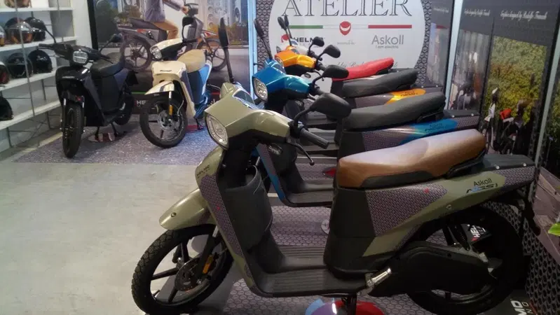 Scooter Askoll sartoriali all'Helmo&nbsp;Milano Atelier