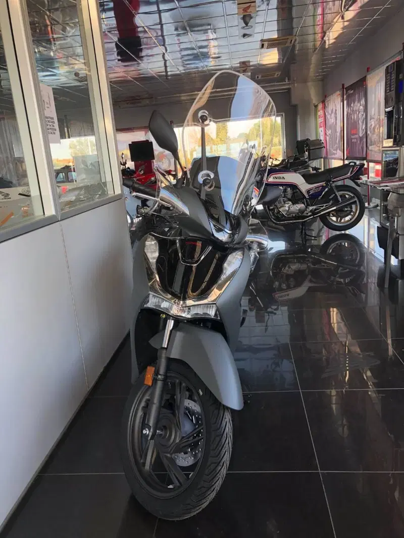 Honda SH 150i (2024 - 25) (4)