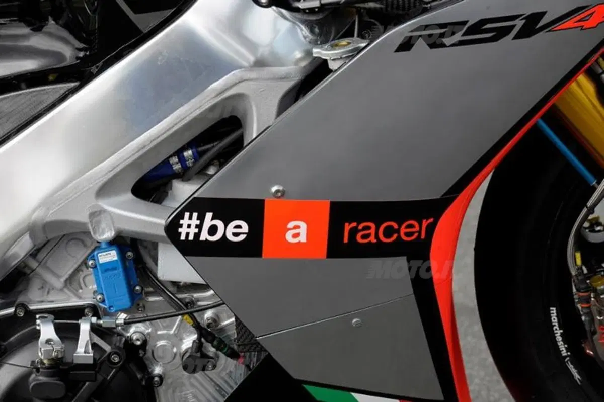 Aprilia bolide d'argento, a Phillip Island la nuova livrea (4)