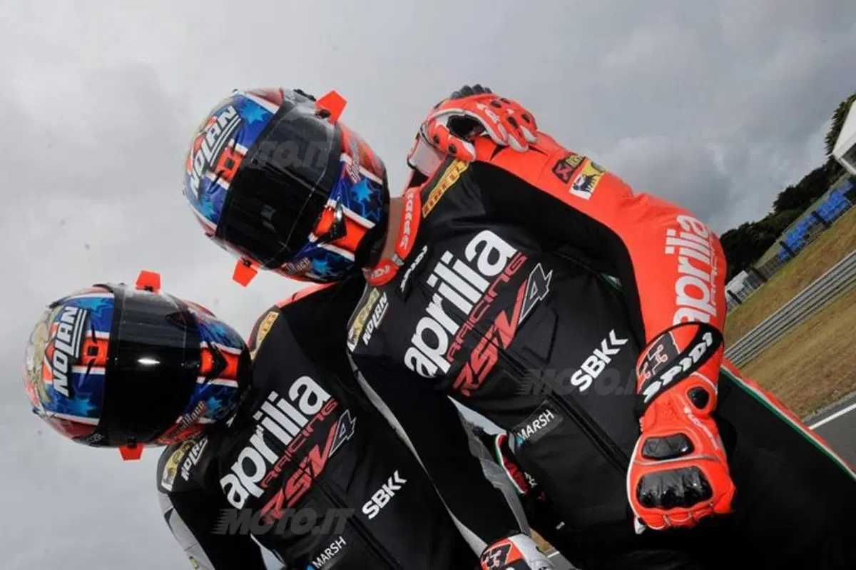 Aprilia bolide d'argento, a Phillip Island la nuova livrea (5)