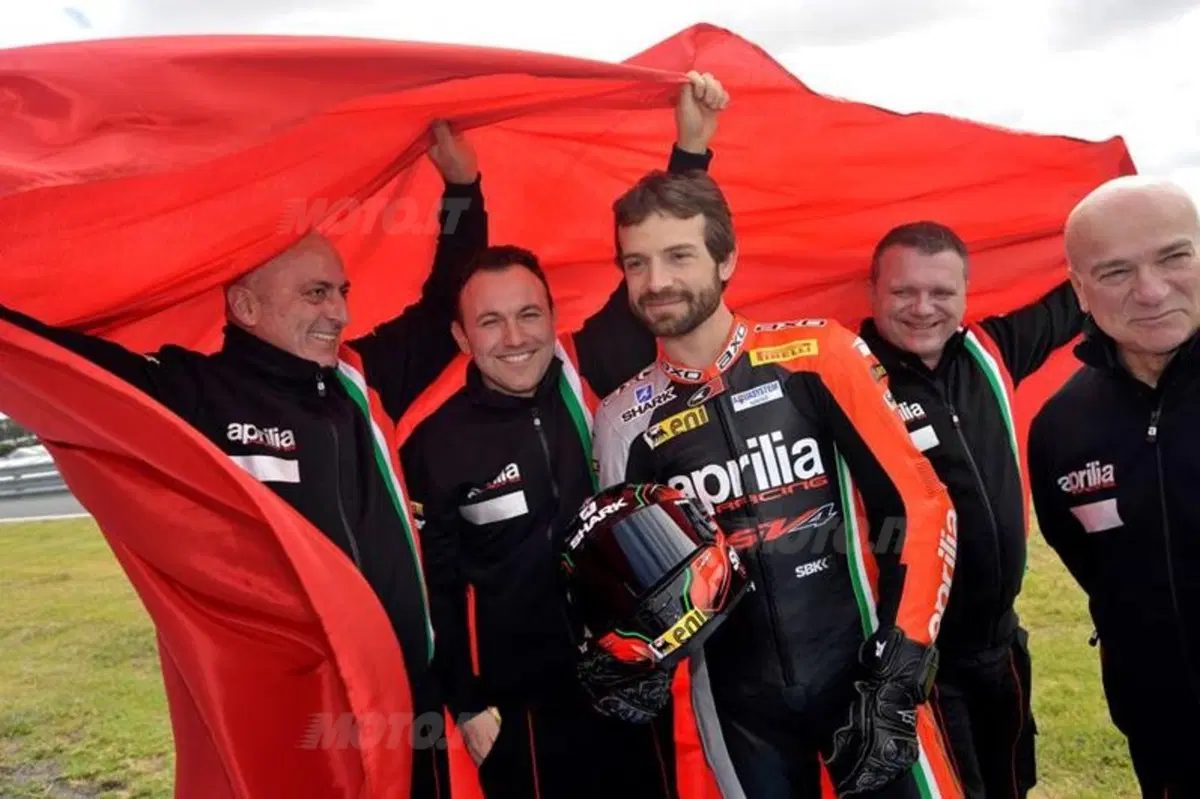 Aprilia bolide d'argento, a Phillip Island la nuova livrea (6)