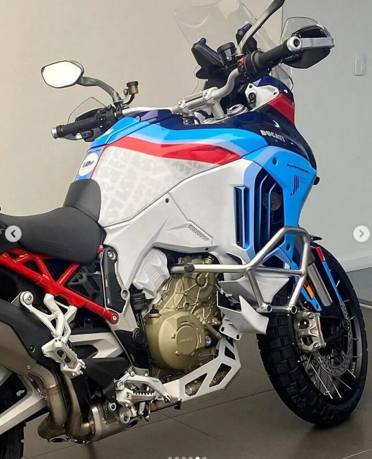 Una Ducati Multistrada V4 special in una colorazione in bilico tra Honda Africa Twin e BMW GS