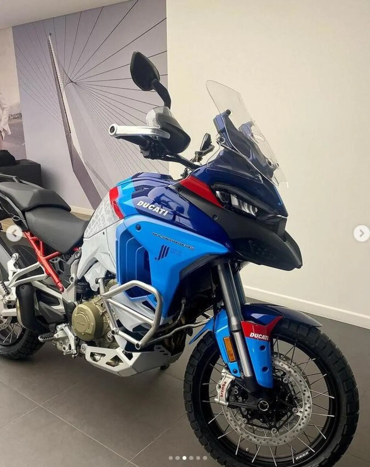 Una Ducati Multistrada V4 special in una colorazione in bilico tra Honda Africa Twin e BMW GS (2)