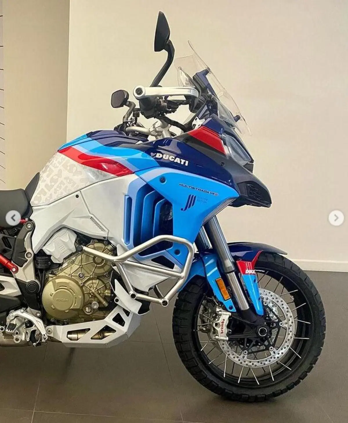 Una Ducati Multistrada V4 special in una colorazione in bilico tra Honda Africa Twin e BMW GS (3)