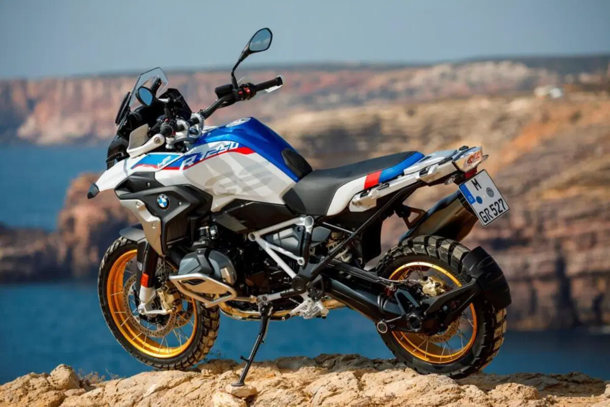 Una Ducati Multistrada V4 special in una colorazione in bilico tra Honda Africa Twin e BMW GS (4)