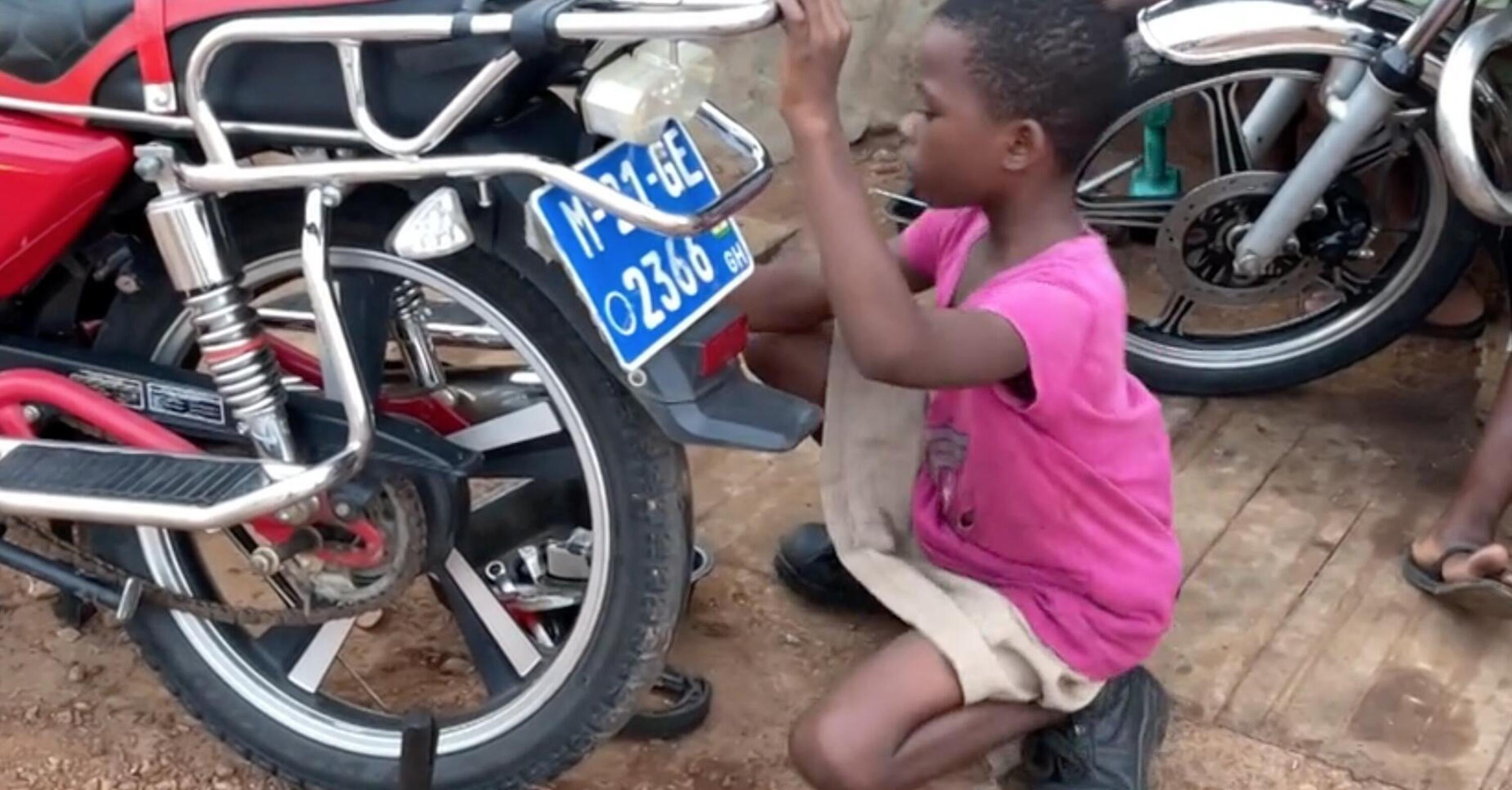 Susanna, 9 anni e dopo la scuola ripara moto