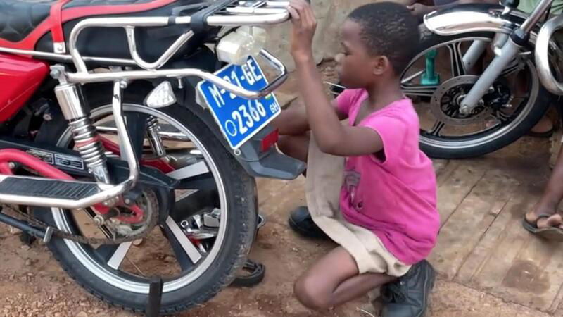 Susanna, 9 anni e dopo la scuola ripara moto